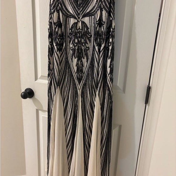 R&M Richards Black and Silver Sequin Maxi Gown Size 16 NWT - Picture 7 of 10